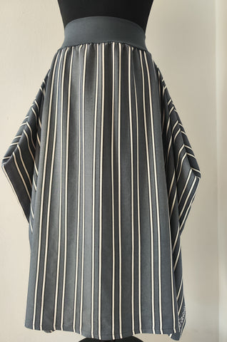 SIVO MODRO KRILO S ČRTAMI